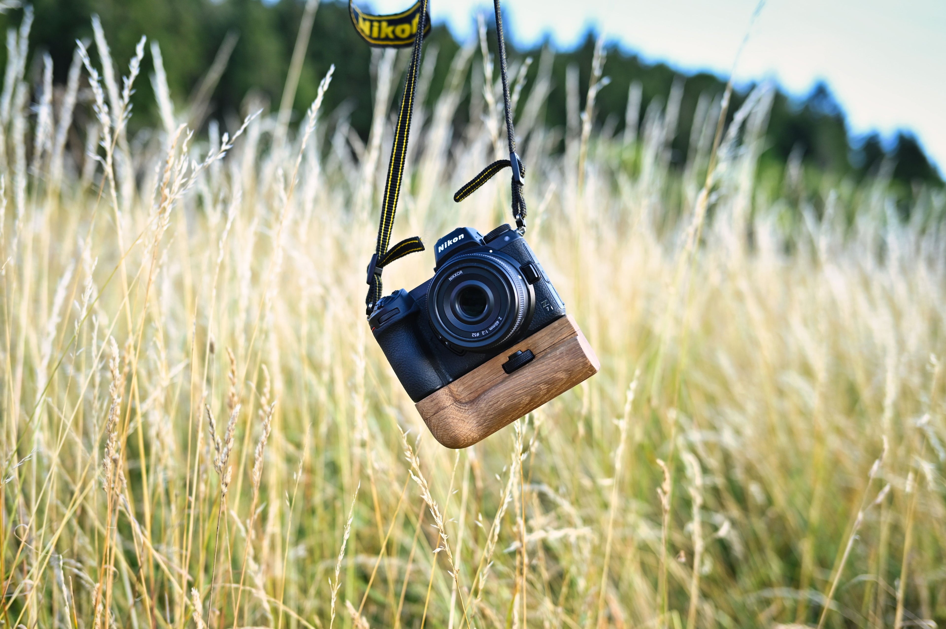 Professionelle Kameraausrüstung mit Nordkit Zubehör auf dunklem Hintergrund, Detailaufnahme