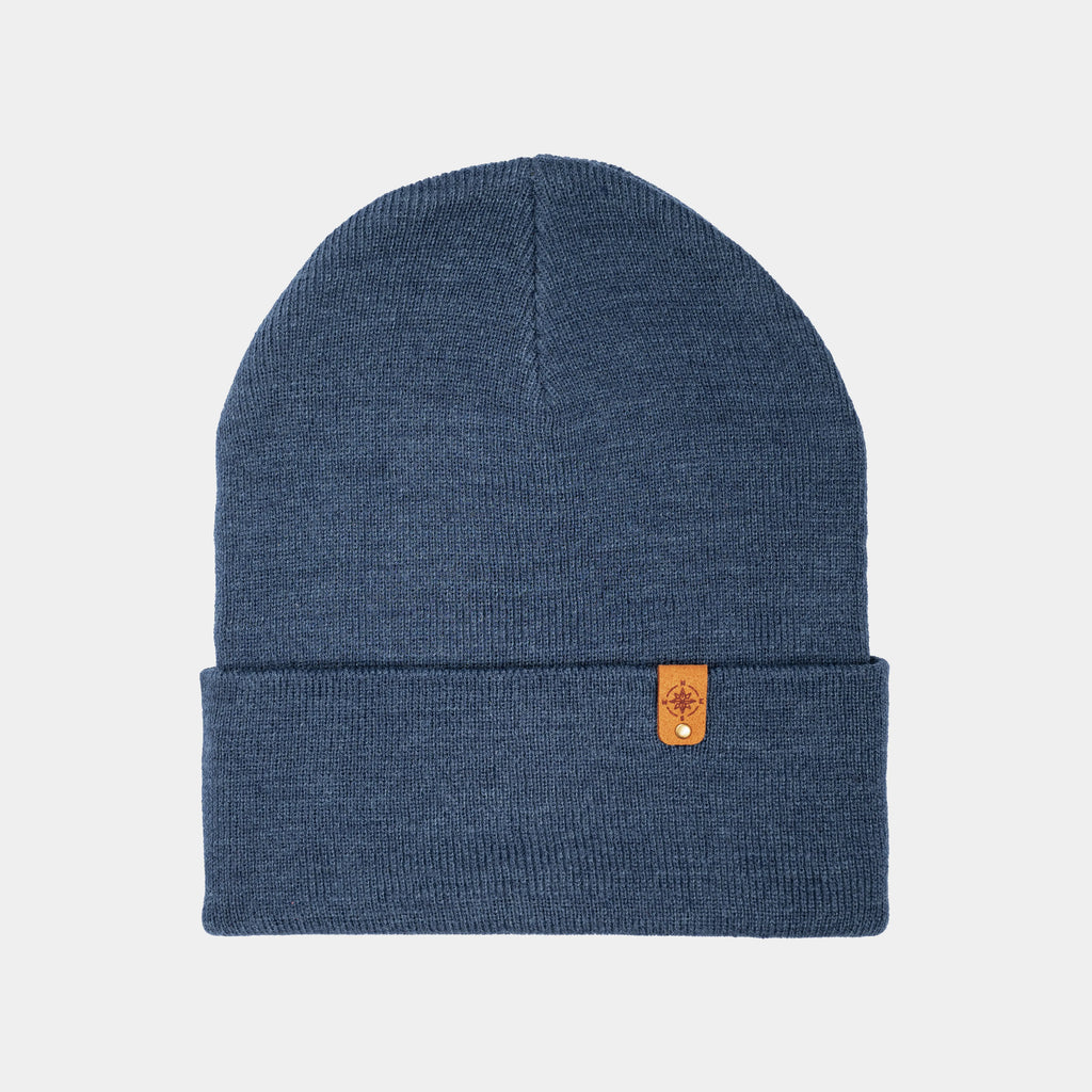 Dunkelblaue Beanie-Mütze aus recyceltem Polyester und Acryl, mit umgeschlagenem Bund und braunem Logo-Patch – nachhaltig veredelt in Deutschland, One Size, erhältlich bei nordkit.de.
