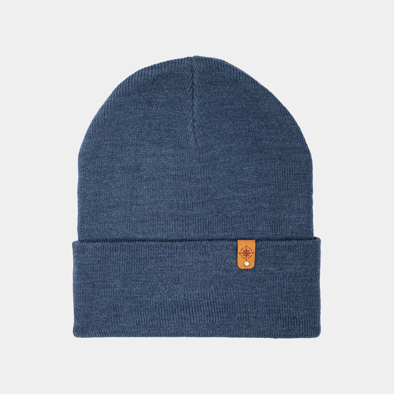 Dunkelblaue Beanie-Mütze aus recyceltem Polyester und Acryl, mit umgeschlagenem Bund und braunem Logo-Patch – nachhaltig veredelt in Deutschland, One Size, erhältlich bei nordkit.de.