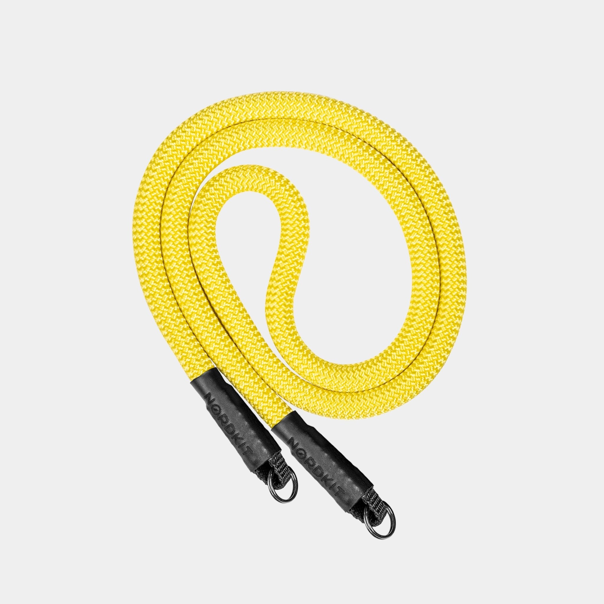 Nordkit Kameragurt in leuchtendem Bananengelb mit schwarzen Befestigungen und Nordkit-Logo