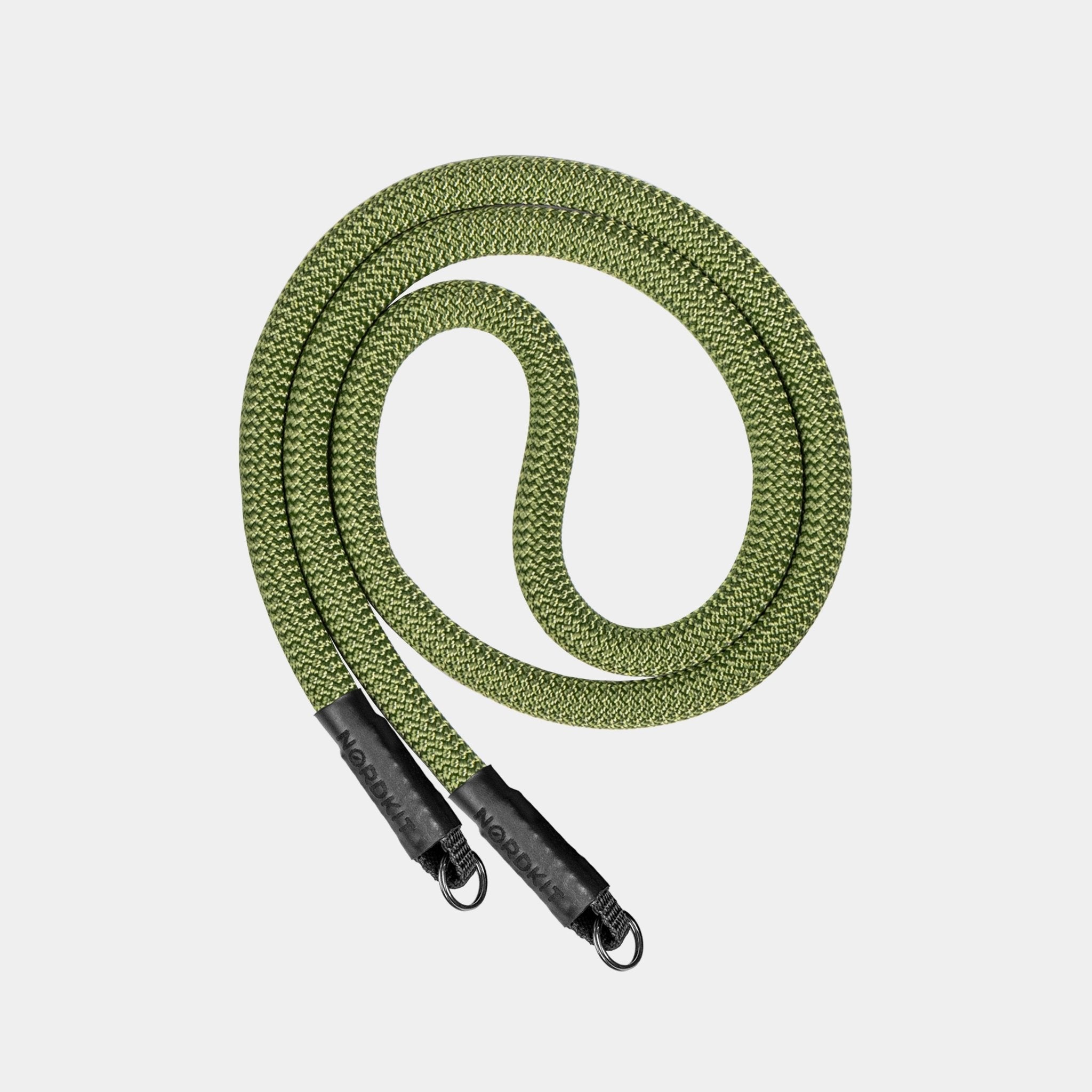 Nordkit Kameragurt in Farngrün mit schwarzen Befestigungen und Nordkit-Logo