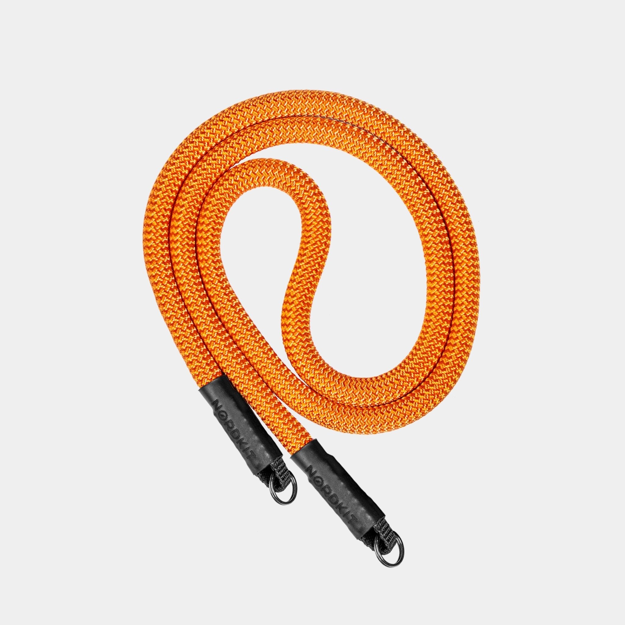 Nordkit Kameragurt in leuchtendem Fuchsorange mit schwarzen Befestigungen und Nordkit-Logo