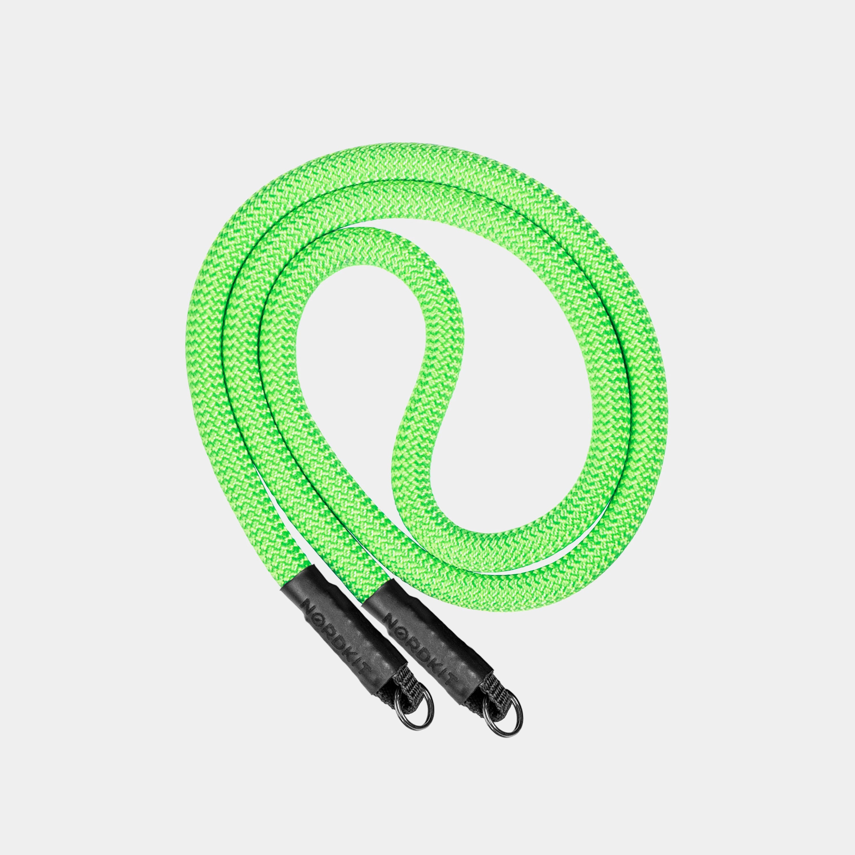 Nordkit Kameragurt in leuchtendem Neongrün mit schwarzen Befestigungen und Nordkit-Logo