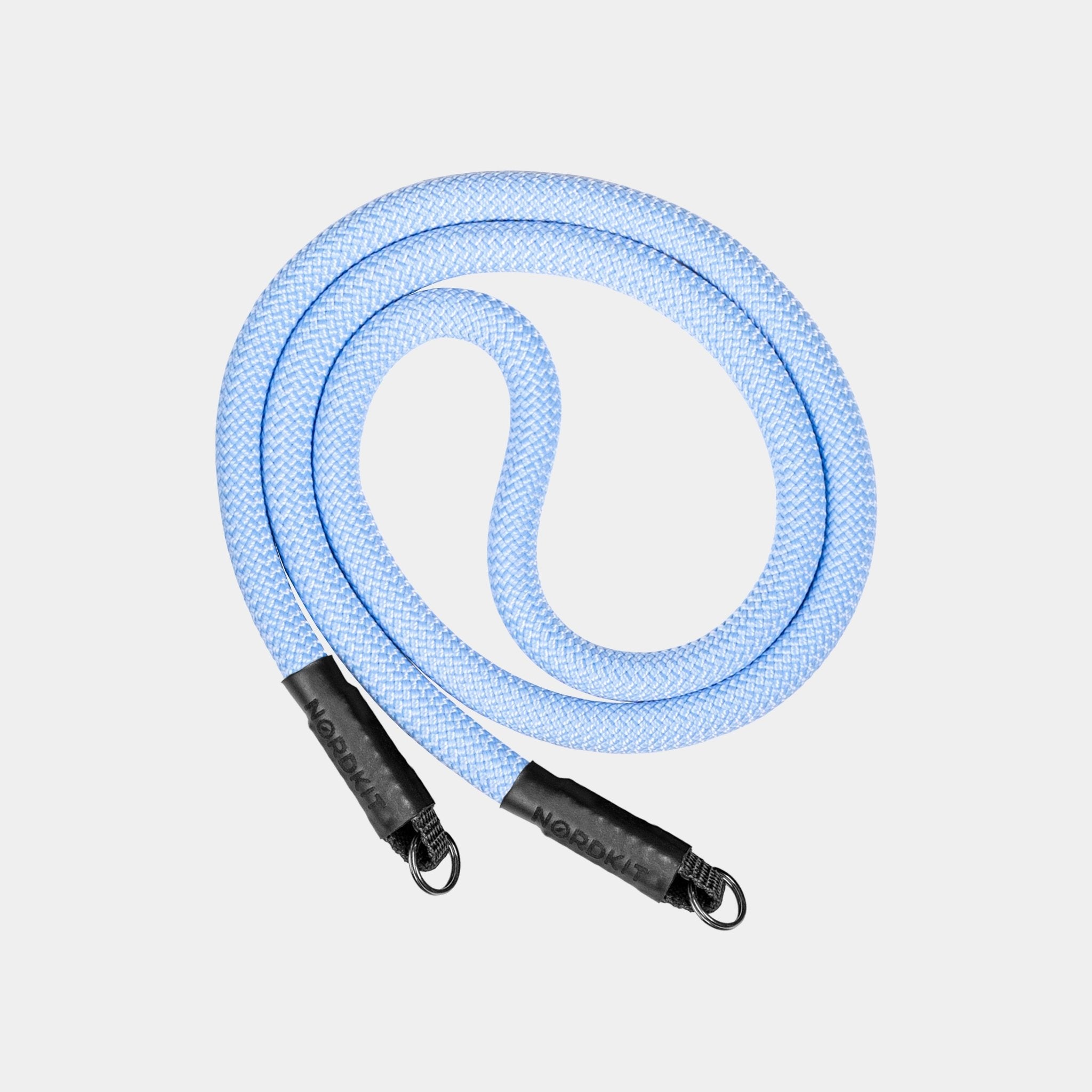 Nordkit Kameragurt in Polarblau mit schwarzen Befestigungen und Nordkit-Logo