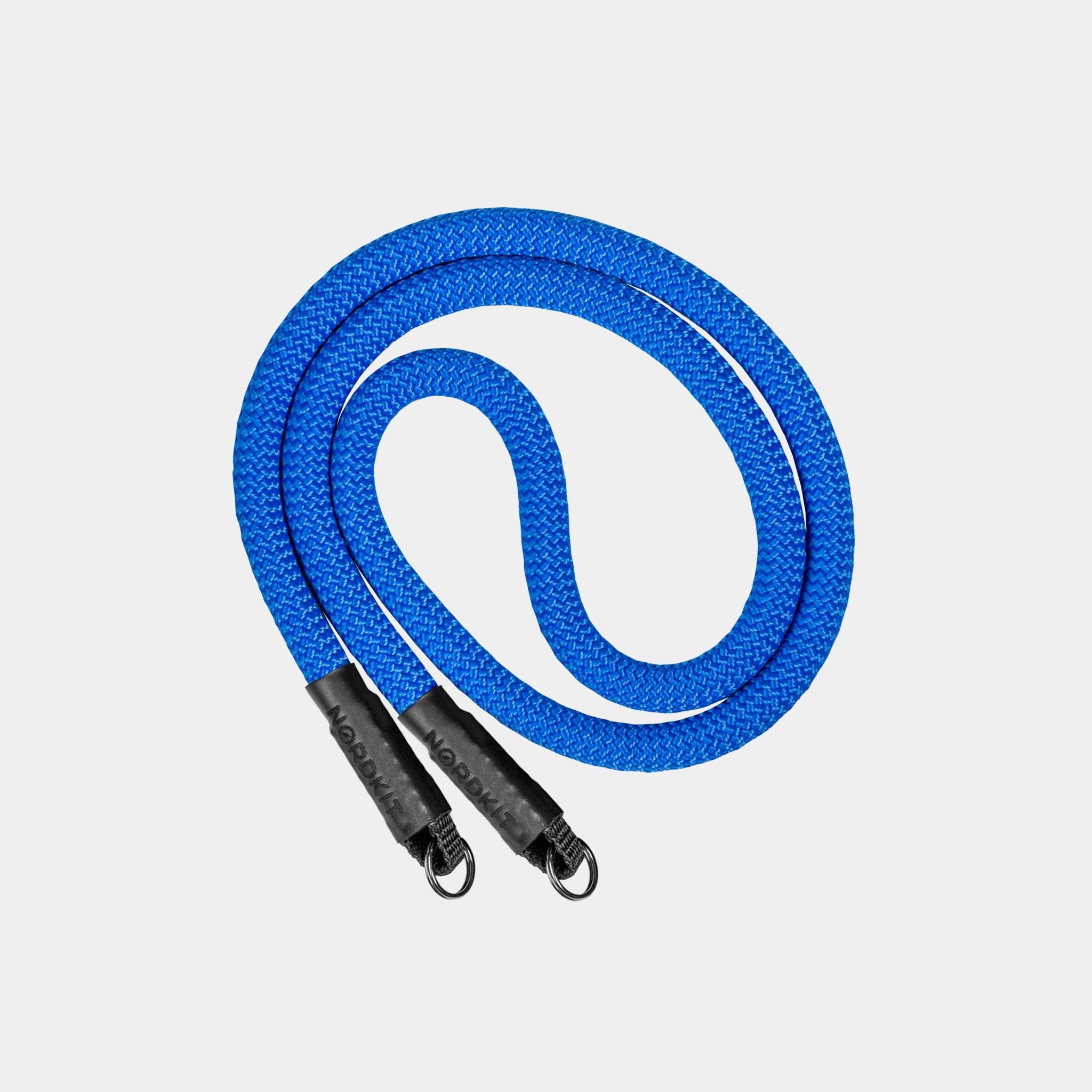 Nordkit Kameragurt in Königsblau mit schwarzen Befestigungen und Nordkit-Logo