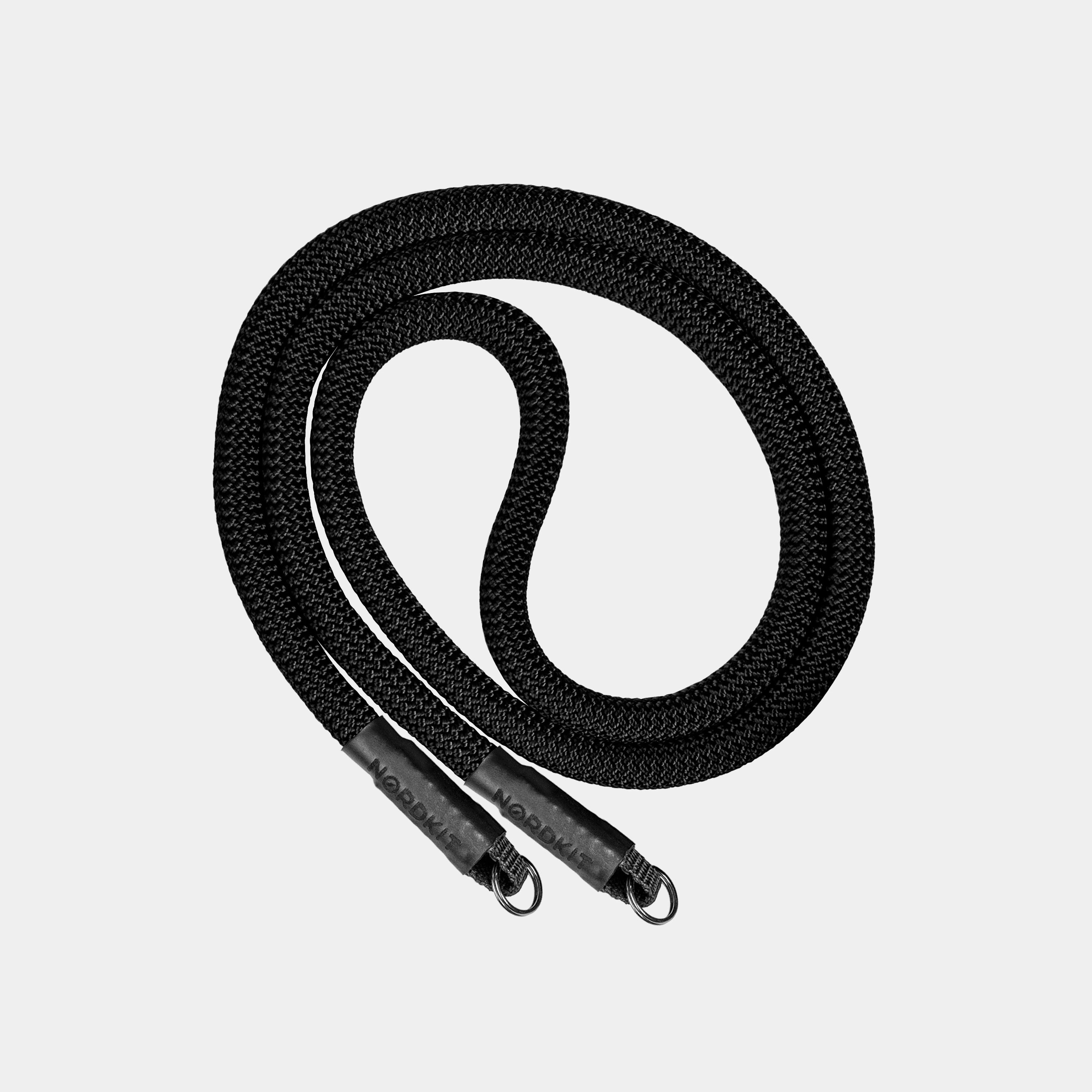 Nordkit Kameragurt in kräftigem Schwarz mit schwarzen Befestigungen und Nordkit-Logo