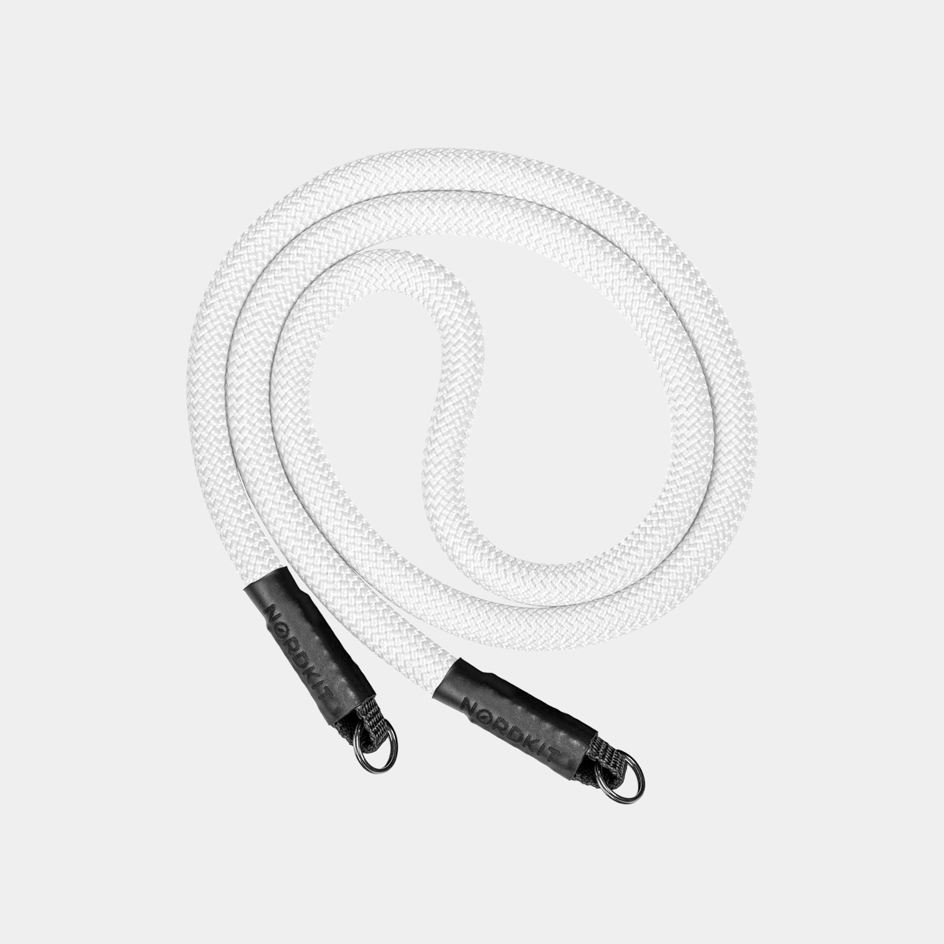 Nordkit Kameragurt in strahlendem Weiß mit schwarzen Befestigungen und Nordkit-Logo